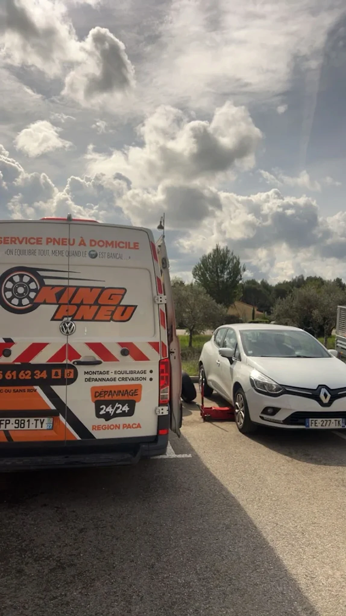 Camion King Pneu en assistance crevaison avec v&eacute;hicule immobilis&eacute;