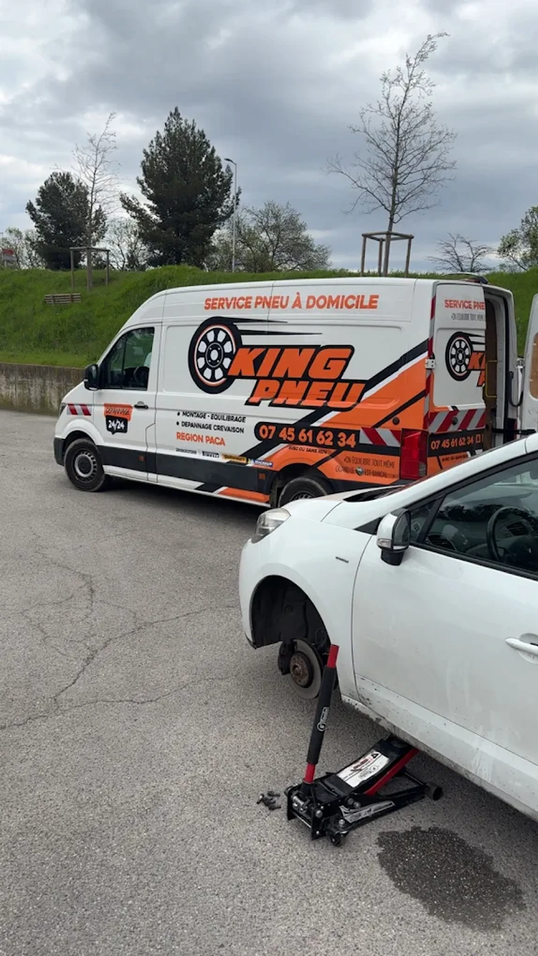 Camion atelier King Pneu en intervention sur un pneu crev&eacute; en PACA