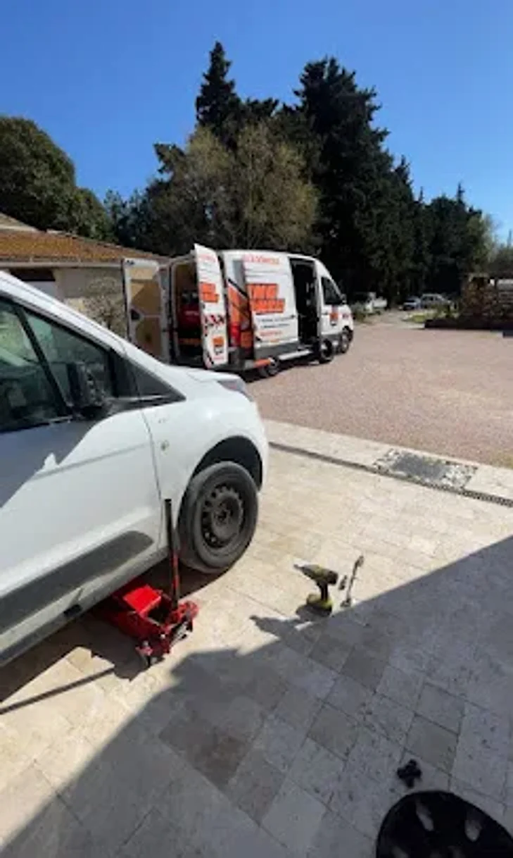 D&eacute;pannage pneu &agrave; domicile avec camion King Pneu et outillage professionnel