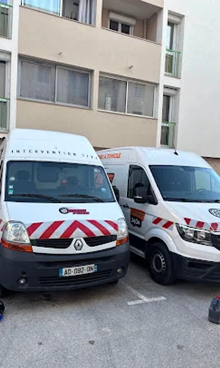 Camions King Pneu stationn&eacute;s pour intervention pneu