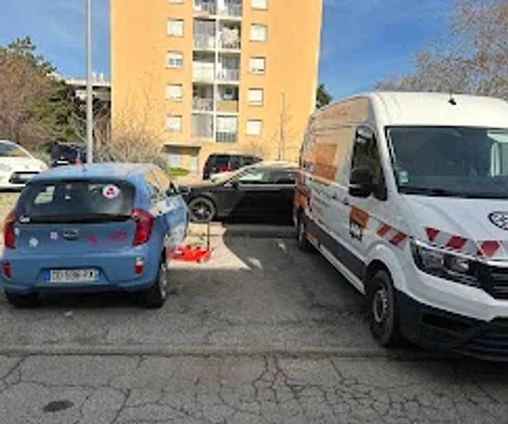 Camion King Pneu en d&eacute;pannage sur parking