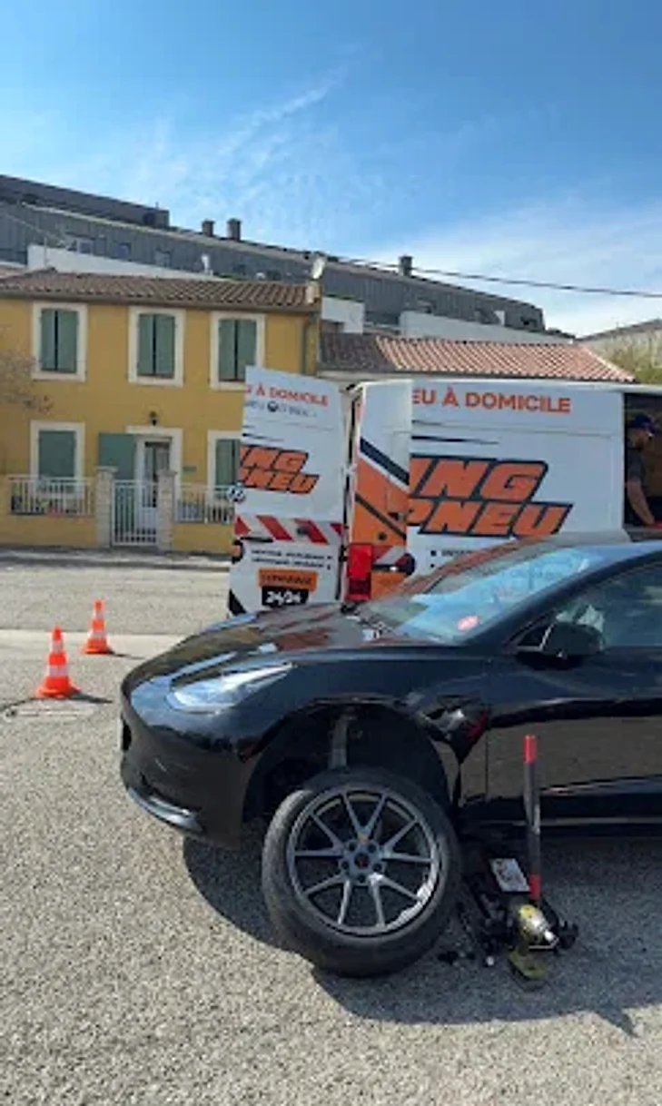 Intervention King Pneu sur une Tesla avec pneu crev&eacute;